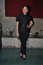 Kareena Kapoor at Ashiesh Shah curated art show in Pali Village cafe, Mumbai on 12th Dec 2013